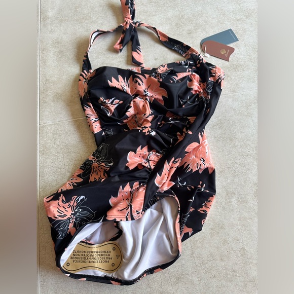 NWT Smismivo Tummy Control Swimwear Halter
One Piece - Size M - Picture 5 of 5